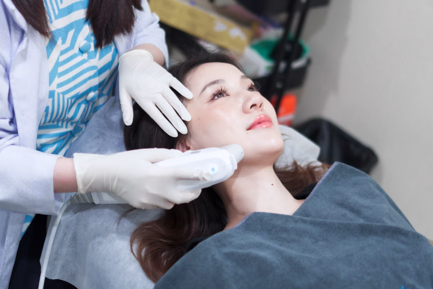 แพทย์ใช้เครื่อง Ulthera Prime ยกกระชับใบหน้า