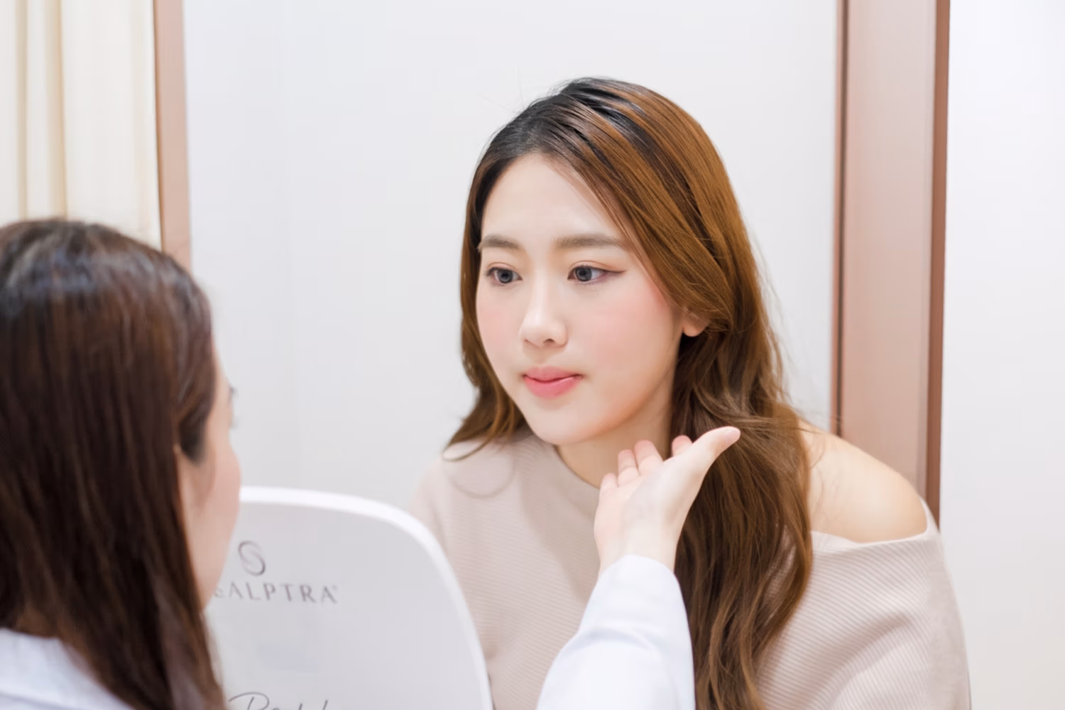 ผู้หญิงปรึกษาแพทย์ว่าโปรแกรม Ulthera ทำซ้ำได้เมื่อไร