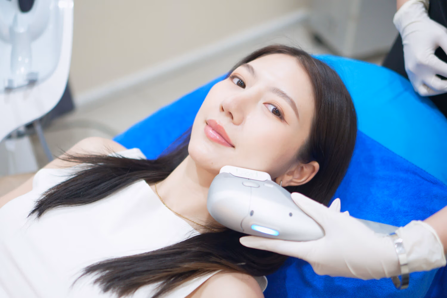 ผู้หญิงทำ Ultraformer หลังจากปรึกษาแพทย์แล้วว่าปัญหาหน้าตอบไม่ได้เกิดกับทุกคน